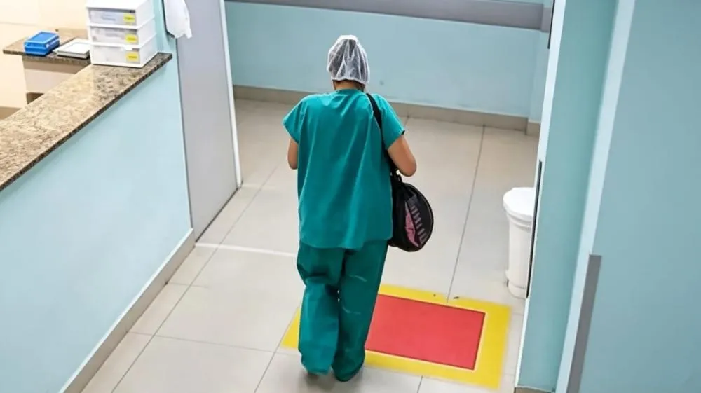 Auric&eacute;lia de Sousa Rocha foi flagrada por c&acirc;meras internas com a beb&ecirc; dentro de uma sacola - Foto: Repro