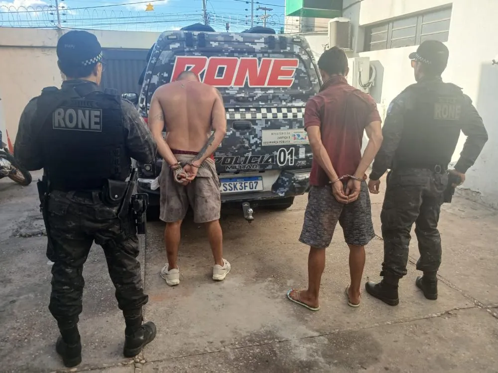 Polícia estoura ponto de venda de drogas e prende dupla na zona Sul