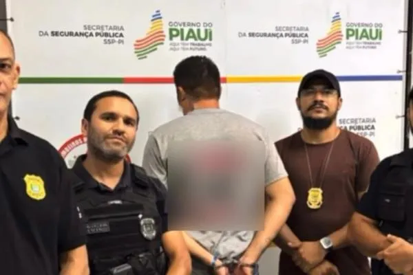 Polícia prende pai suspeito após alerta feito por adolescente em jogo online