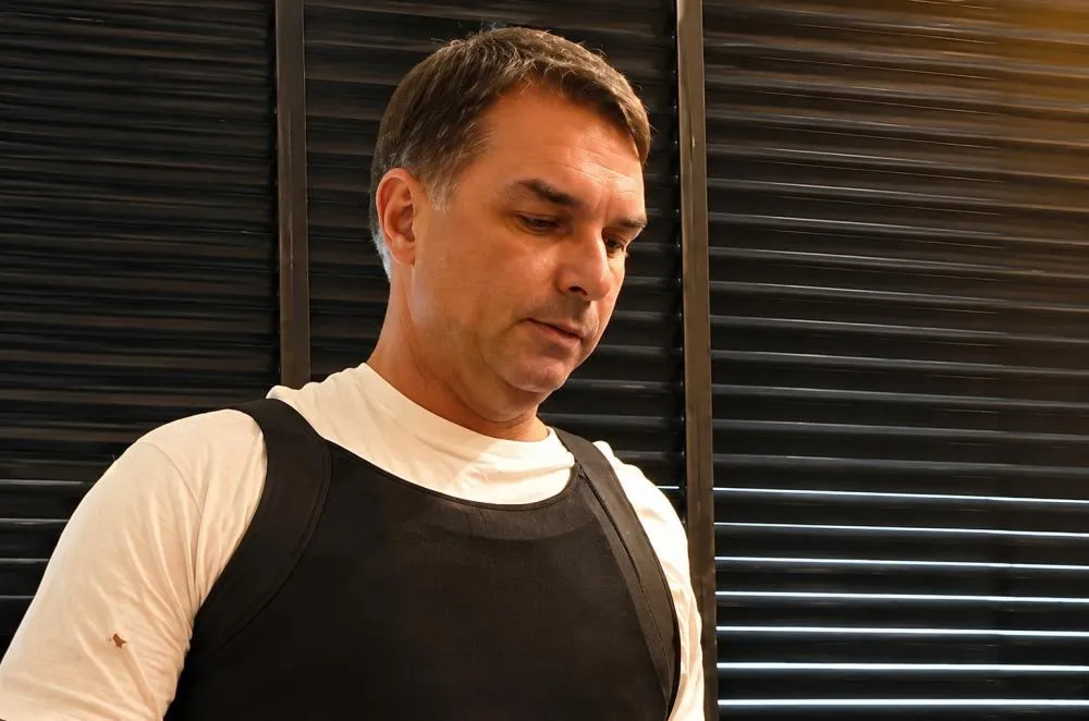 Entre coletes e escoltas: Flávio Bolsonaro reforça proteção após declaração de Lula