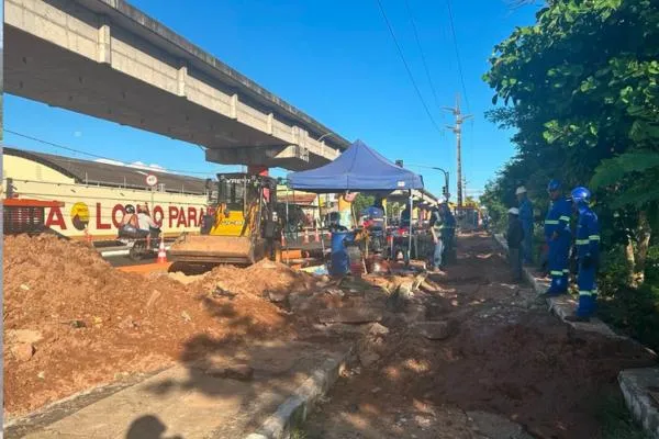 Lixo e entulho são retirados de rede de esgoto no Centro de Teresina