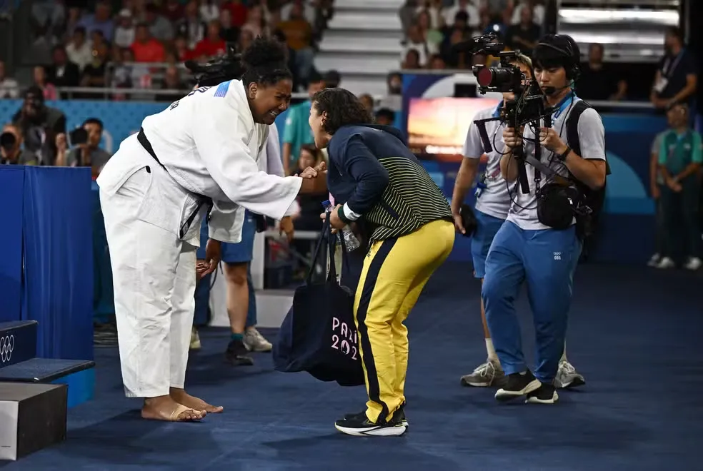 Sarah Menezes faz história como primeira brasileira a conquistar medalha olímpica em duas funções: judoca e técnica
