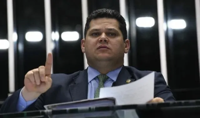 Alcolumbre segura PEC da jornada 6x1 e governo teme efeito dominó de pautas com impacto bilionário