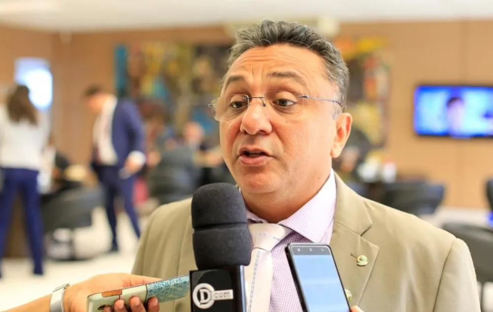 Dudu questiona falta de oficialização de Iasmin Dias e cobra decisão interna do PT