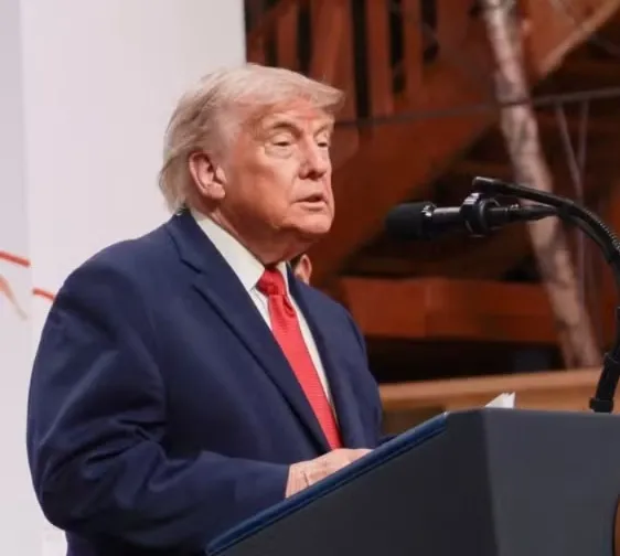 Trump chama Brasil de “país politicamente difícil” após encontro com Lula no G7