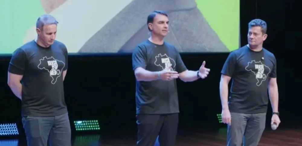 Flávio Bolsonaro diz que operação da PF implodiu o PT da Bahia