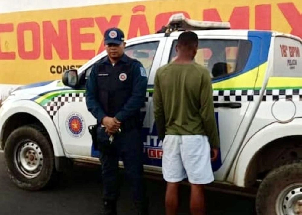 Suspeito de ameaçar criança com facão é levado à delegacia em Água Branca