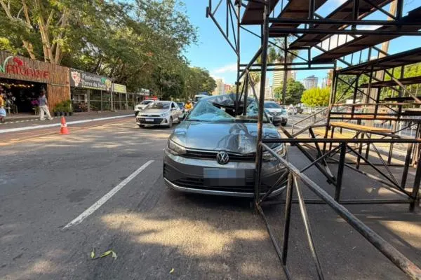  Carro bate em estrutura metálica na Avenida Marechal e causa lentidão no transito na Marechal Castelo Branco