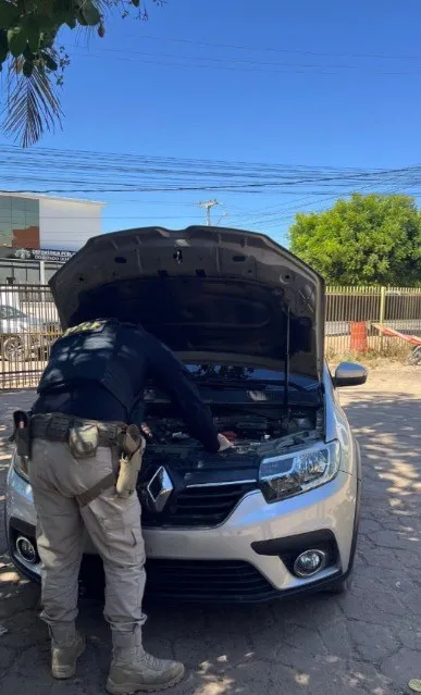 PRF recupera carro roubado na Bahia e prende motorista no sul do Piauí