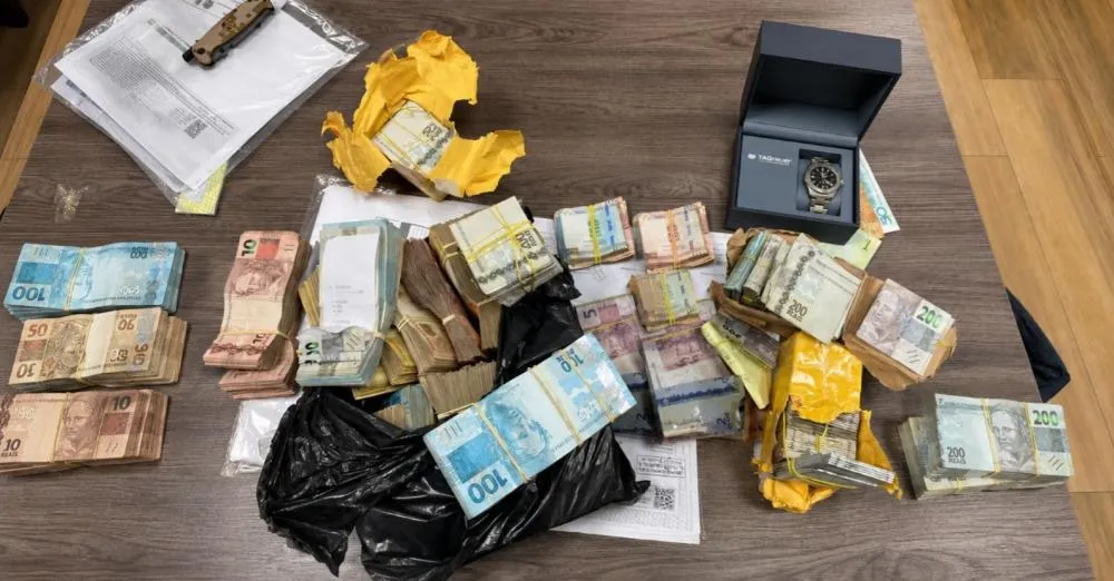 Dinheiro encontrado dentro do sofá do ex-prefeito - Foto: Reprodução