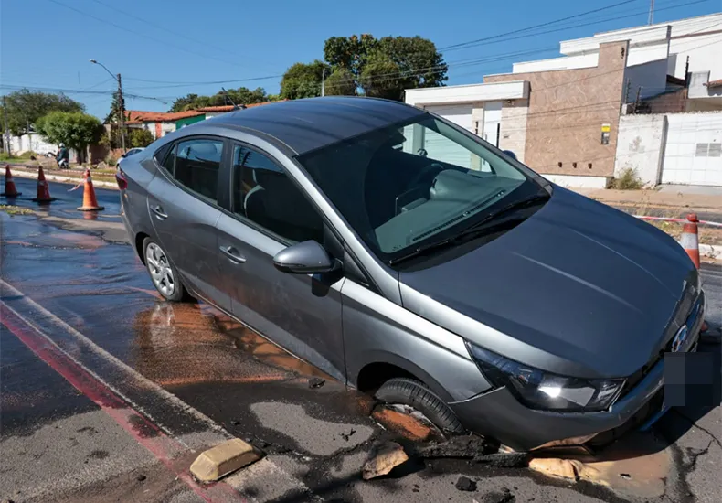 Cratera abre em avenida e carro fica preso na zona Sul de Teresina 
