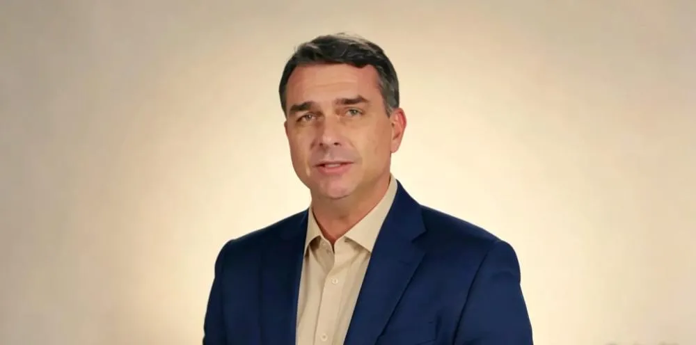Flávio Bolsonaro investe para demover o governo americano das taxas aplicadas ao Brasil - Foto: Reprodução