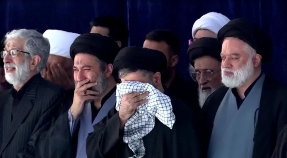 Mostafa, Masoud e Meysam Khamenei choraram a morte de seu pai - Foto: Reprodução