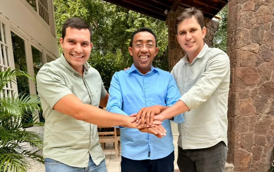Joel recebendo o apoio de Ramiro Lobato e João Victor - Foto: Reprodução
