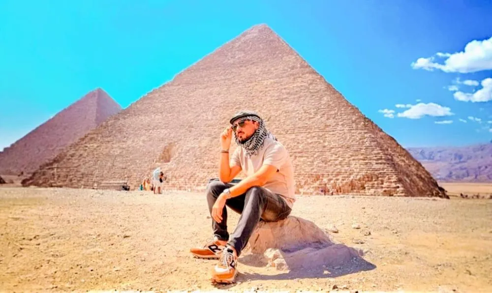 Lucas Coutinho posando ao lado das pirâmides de Gizé, no Egito - Foto: Reprodução
