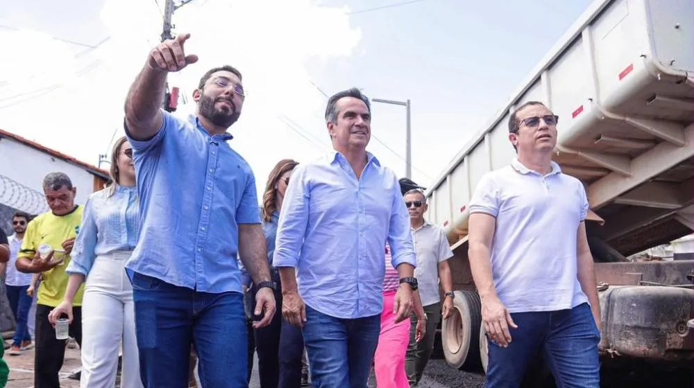 Nogueira ao lado do prefeito Francisco Emanuel, de Parnaíba, vistoriando obras - Foto: Reprodução