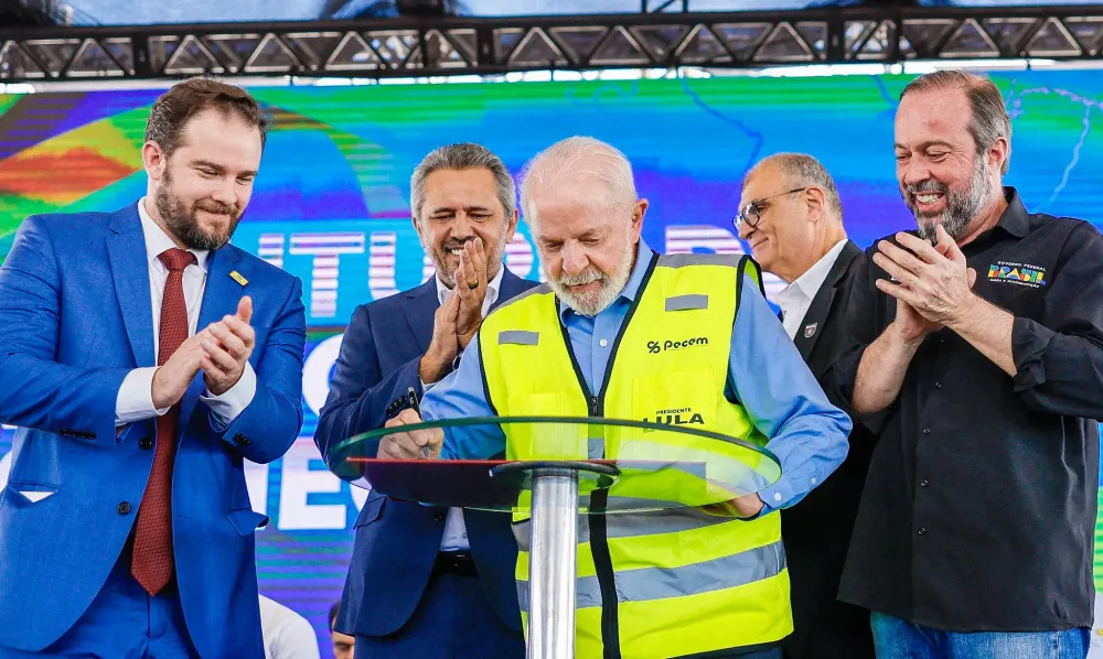 Lula cobra agilidade na Transnordestina: “Coloca três turnos de trabalho porque esse país tem pressa”.