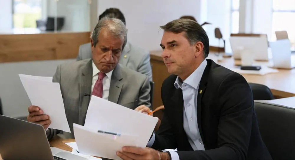Presidente Valdemar da Costa Neto, presidente do PL, e Flávio Bolsonaro - Foto: Reprodução