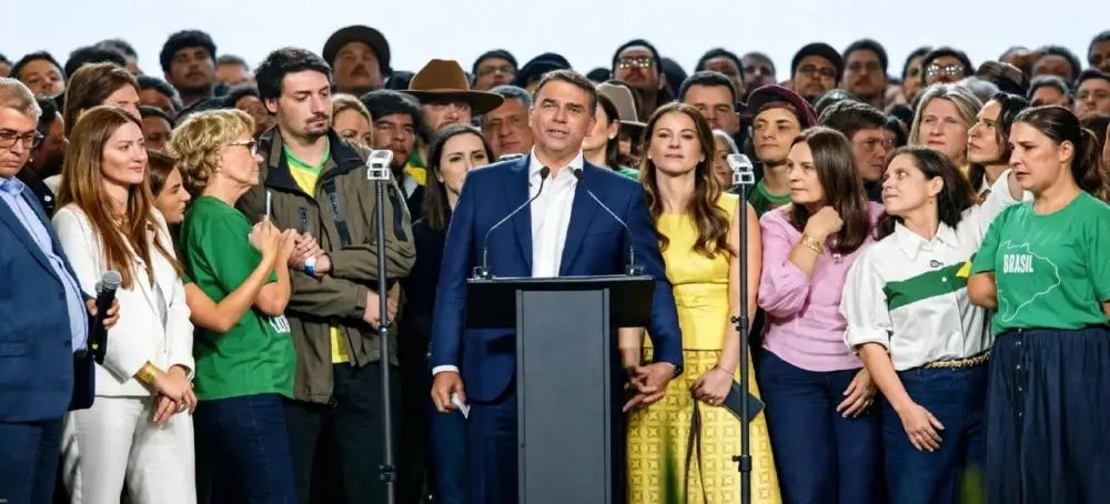 Flávio Bolsonaro lança candidatura e diz que pai foi vítima da “maior farsa” política do Brasil