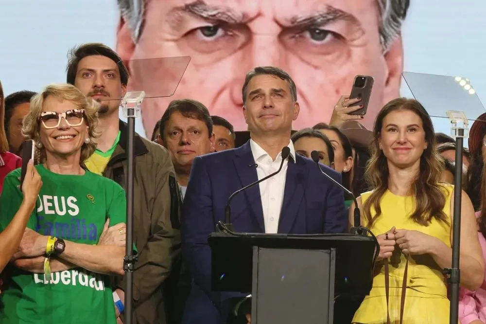 Vídeo de Bolsonaro feito por IA foi apresentado no lançamento da campanha do senador Flávio Bolsonaro - Foto: Reprodução