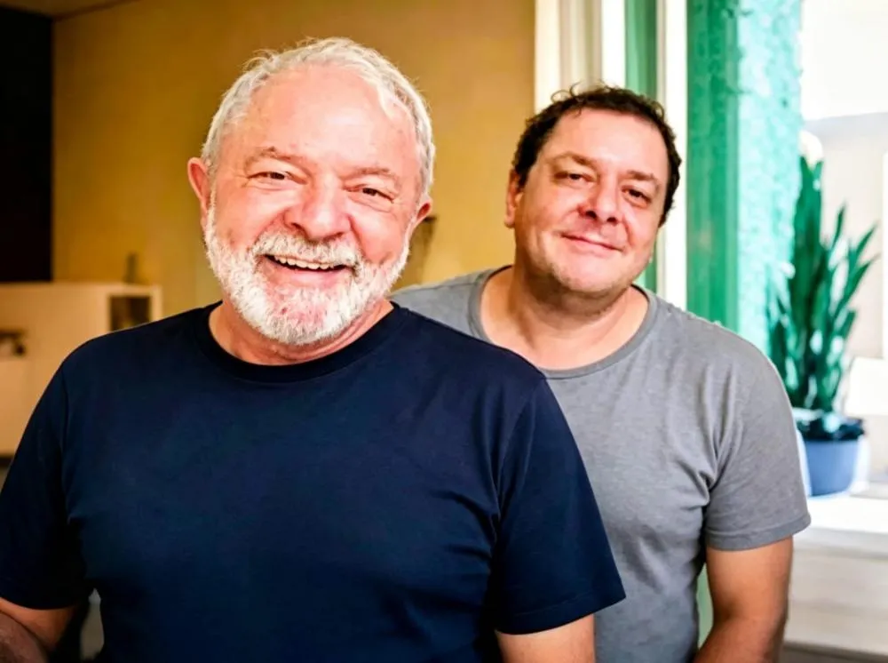 Lula e Lulinha, o filho comprometendo a campanha do pai à reeleição - Foto: Reprodução