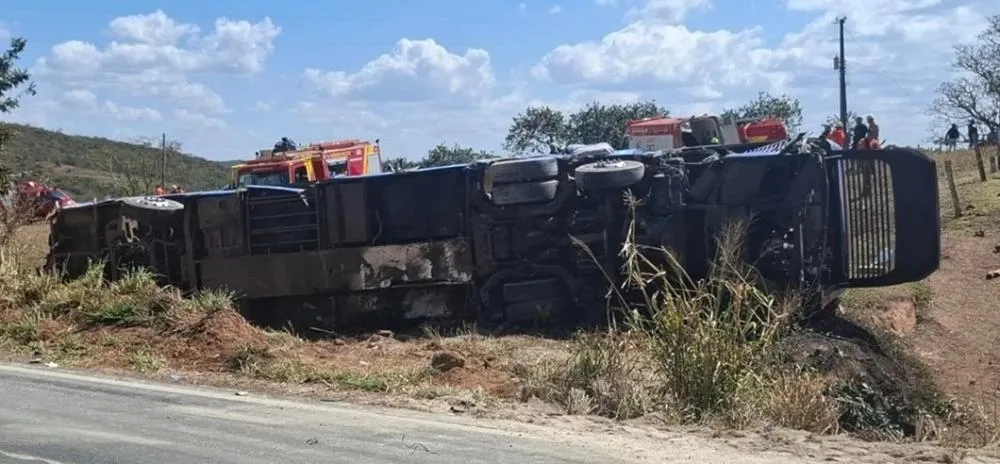 Acidente envolveu carreta ônibus e automóveis - Foto: Reprodução