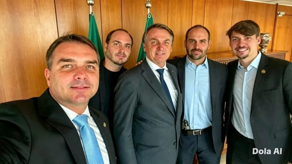 Jair Bolsonaro com os filhos, Flavio, Carlos, Eduardo e Renan - Foto: Reprodução/ X 