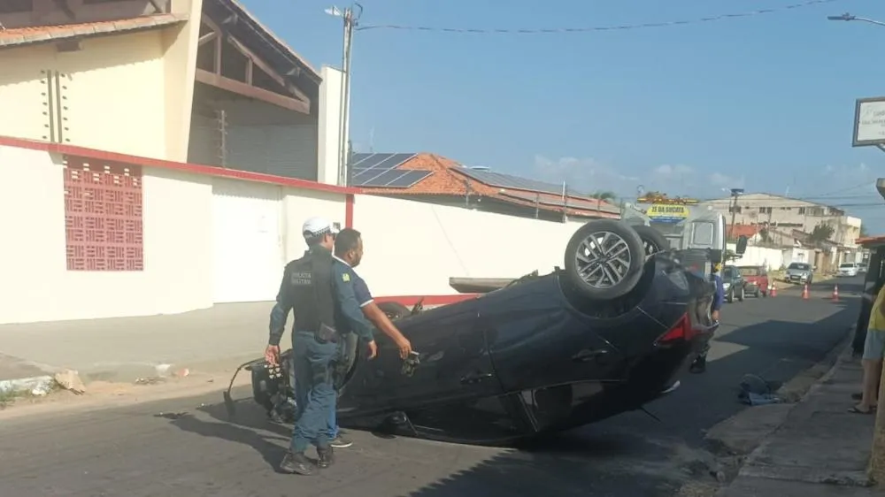 Carro atinge veículo estacionado e capota durante acidente em Parnaíba