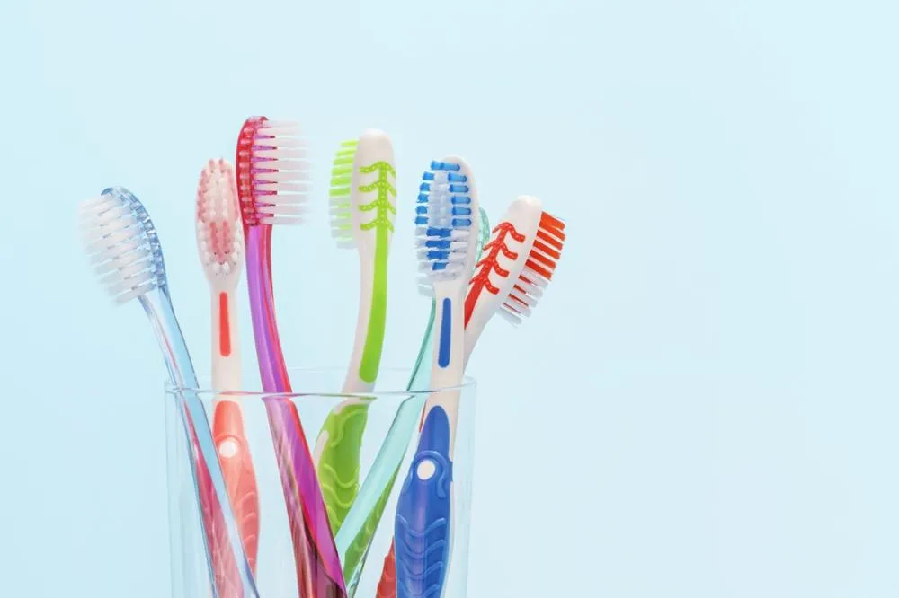 Estudo revela mais de 600 vírus em escovas de dentes e chuveiros