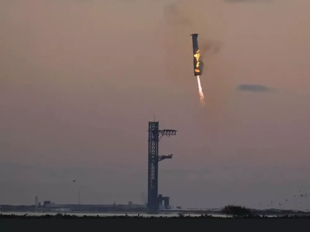 Starship, o maior foguete do mundo, é capturado no ar por braço robótico gigante da SpaceX; veja vídeo