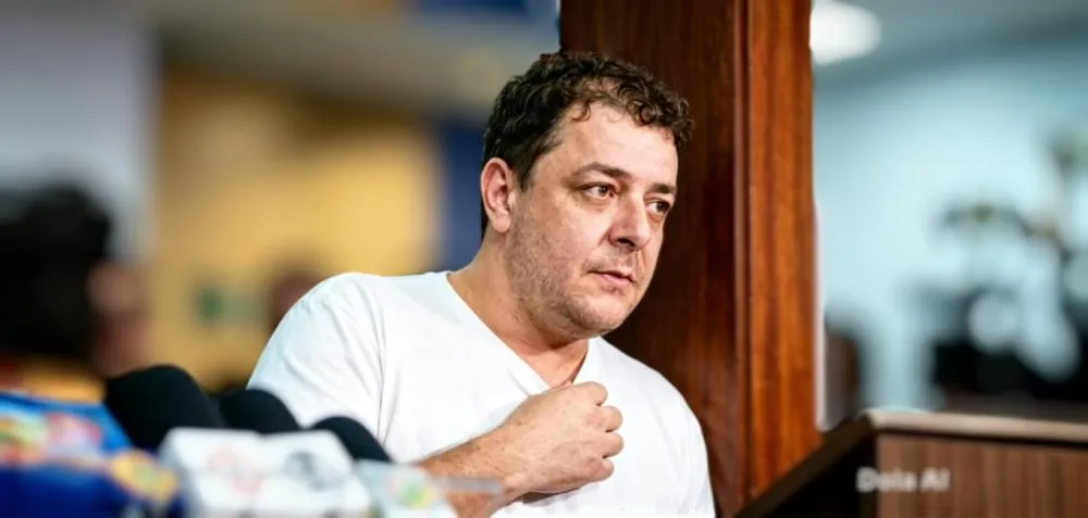 Lulinha ordena Luchsinger como se tivesse no comando - Foto: Reprodução/Imagens editada por IA