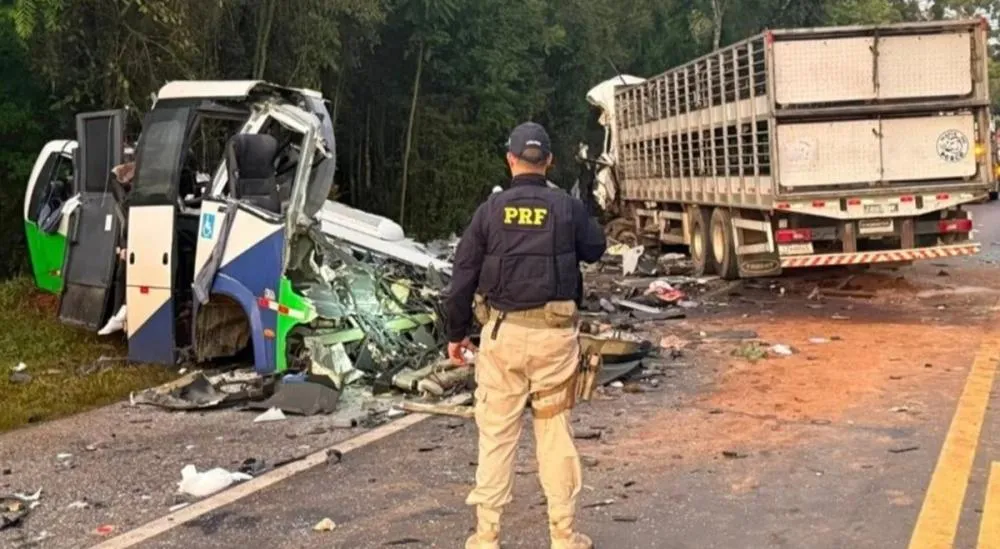 O impacto foi tão grande que destruiu boa parte da dianteira do ônibus - Foto: Reprodução