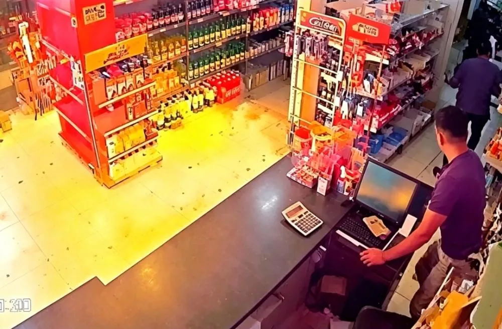 Funcionários e clientes viver momentos de terror - Foto: Reprodução