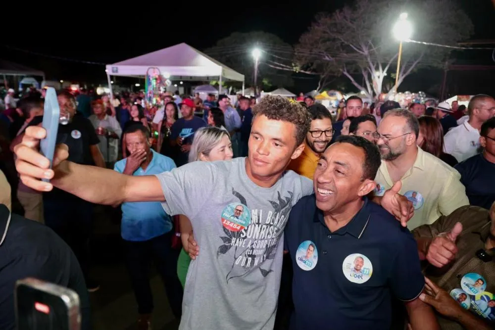 Joel na onda da selfie com o eleitor - Foto: Reprodução