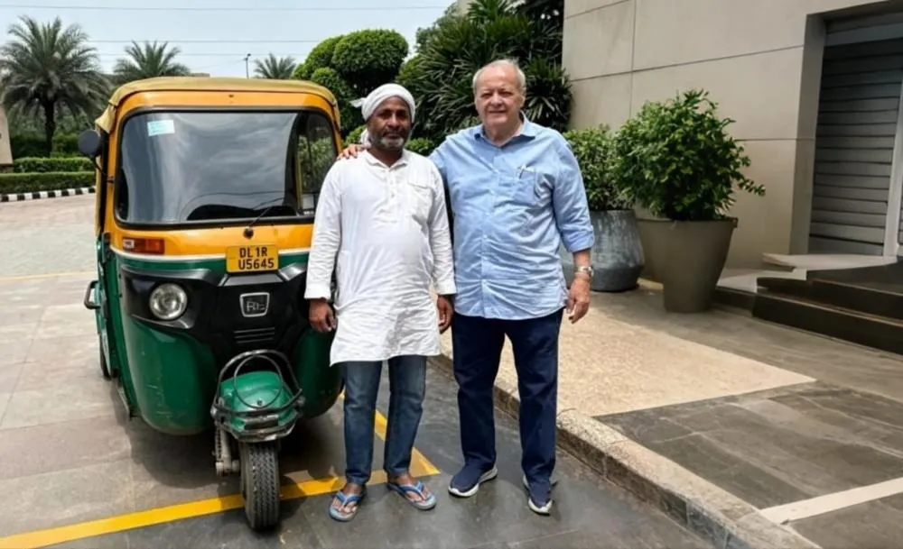 Prefeito Sílvio Mendes posando ao lado de um condutor de tuk-tuk, na Índia - Foto: Reprodução