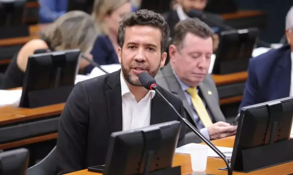 Janones e a tempestade verbal: deputado mineiro enfrenta STF por injúria e calúnia contra Bolsonaro