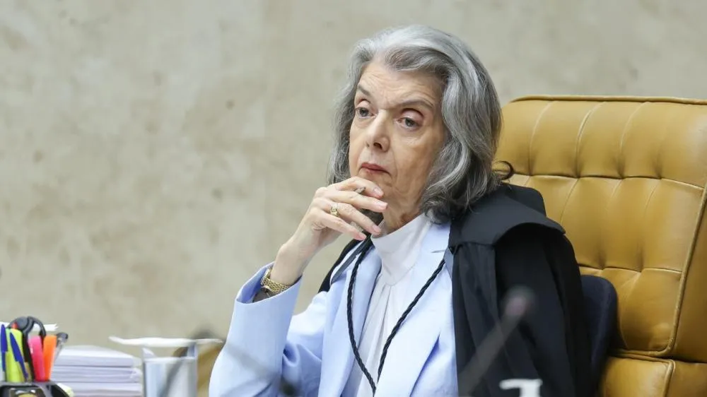 Ministra Cármem Lúcia não escondeu a vergonha diante de seus pares - Foto: Reprodução