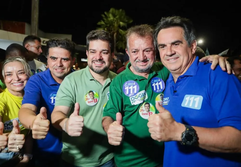 Ciro é recebido sob aplausos em carreata em Campo Maior: “Você asfaltou minha rua”