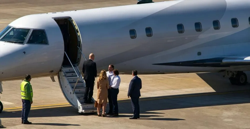 Ministro Moraes e a esposa Viviane Barci desembarcando de jato de empresa de Vorcaro - Foto: Reprodução