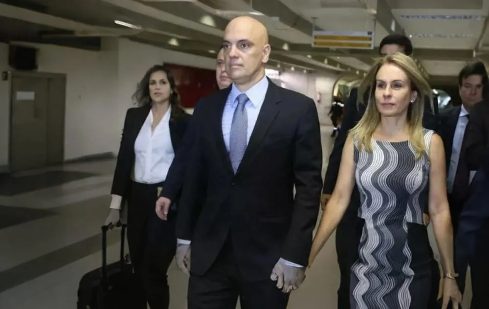 Moraes ao centro de mãos dadas com a esposa Viviane Barci de Moraes - Foto: Reprodução