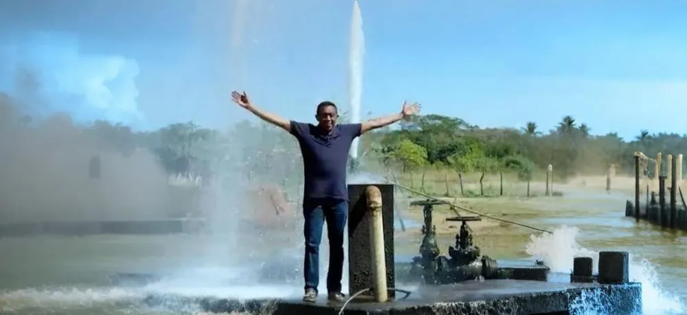 Joel em poço jorrante que água tem no sertão do Piauí - Foto: Reprodução