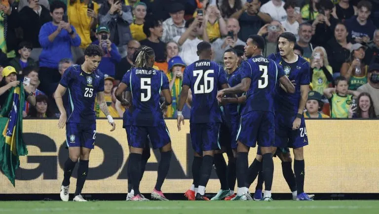 Brasil vence Austrália por 4 a 2 e reage após sofrer virada