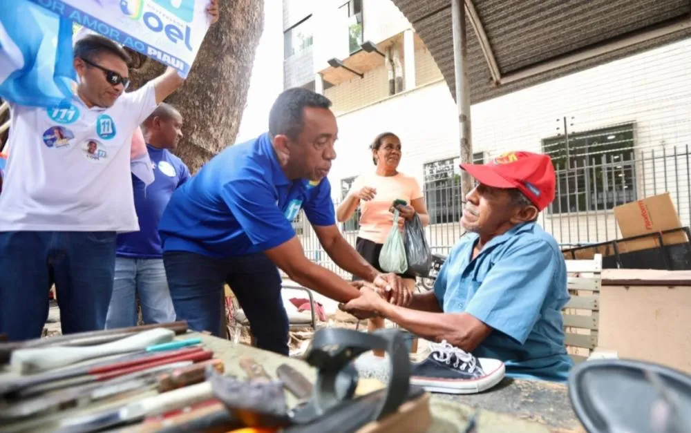 Joel, no centro de Teresina, fazendo o corpo a corpo com o eleitor - Foto: Reprodução