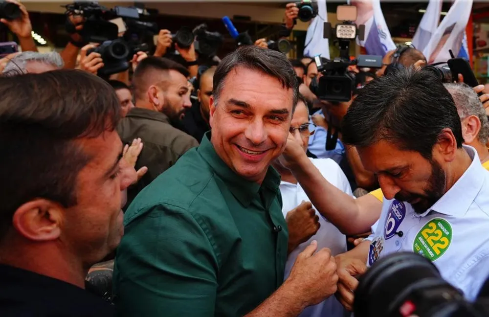 Centrão fecha com Flávio e transforma vantagem eleitoral em força política