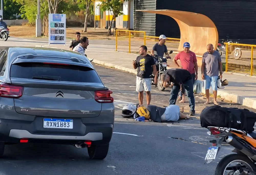 A vítima ficou estendida no chão esperando o socorro - Foto: Reprodução