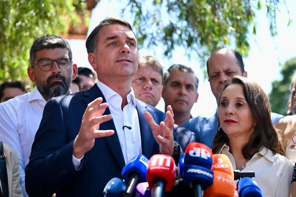 Vídeo manipulado por IA atribui falsas declarações a Flávio Bolsonaro sobre 13º salário e benefícios sociais