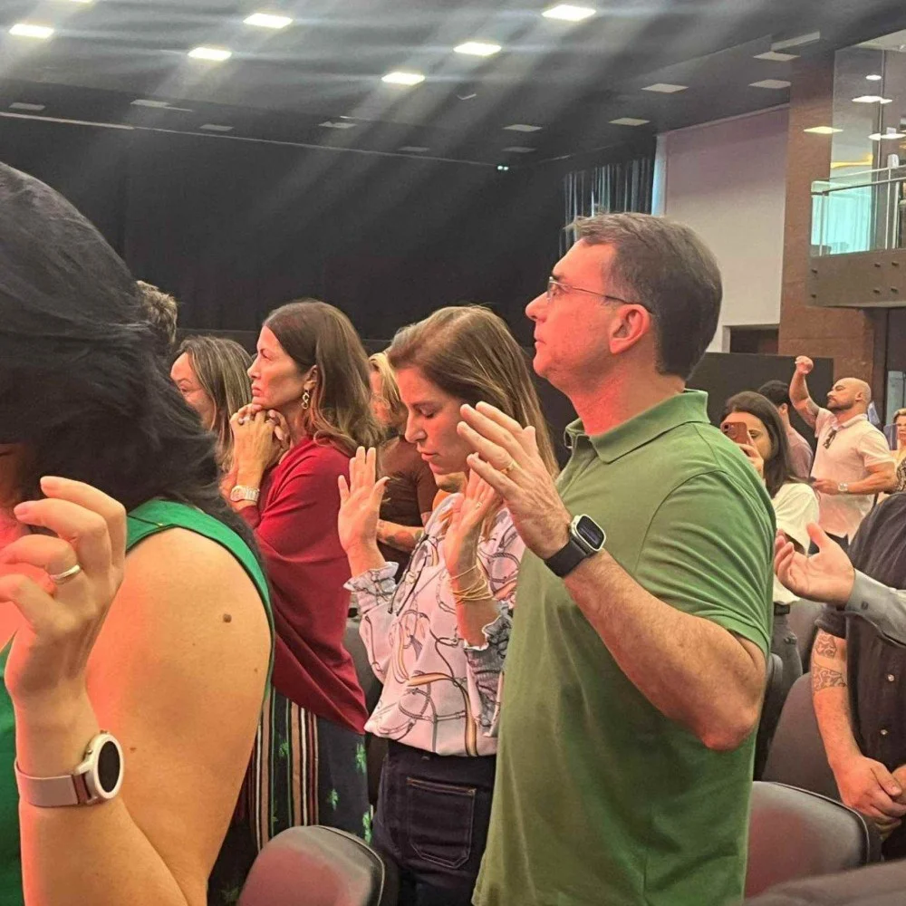Em celebração evangélica, Flávio Bolsonaro pede proteção divina e fala em guerra espiritual