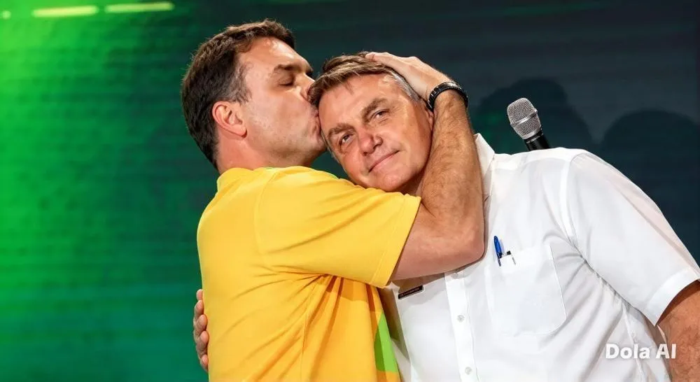 Flávio beijando o pai, Jair Bolsonaro, antes da proibição de Moraes - Foto: Reprodução