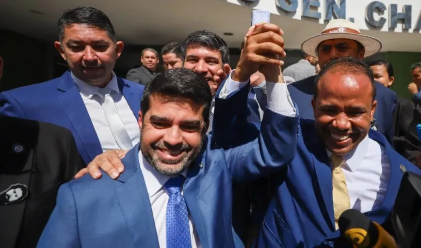 Bruno e Enzo comemoram a vitória na porta da Câmara - Foto: Reprodução