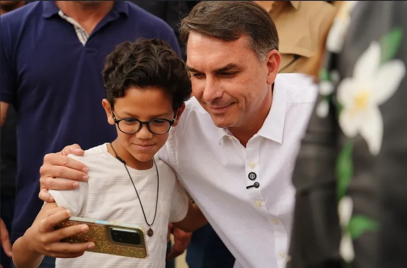 Flávio Bolsonaro conquistou o carinho das crianças - Foto: Reprodução